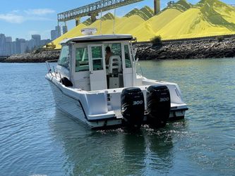 31' Boston Whaler 2013 Yacht For Sale